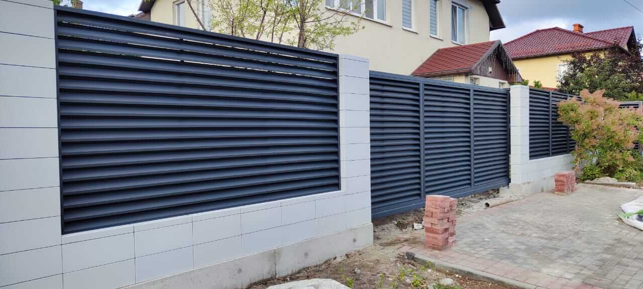Забор-жалюзи из ламелей ЭКО-Z 17м RAL7024 Серый Графит фото 2 в Элисте