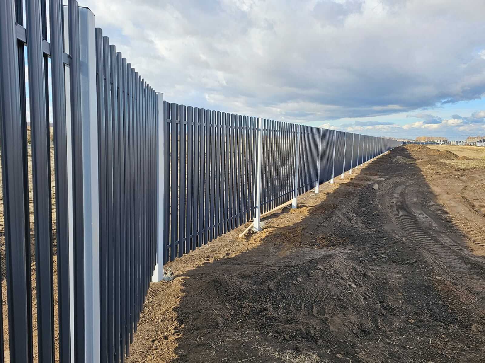 Забор из евроштакетника 234м RAL7024/7024 Серый Графит двусторонний фото 4 в Элисте