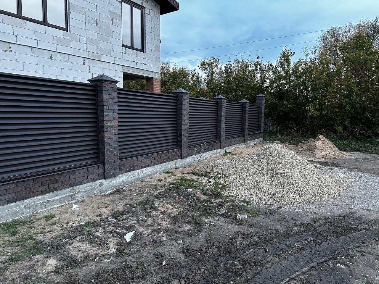 Забор из ламелей Еврожалюзи 38м RAL8019/8019 Темный Шоколад двусторонний MATTE фото 4 в Элисте