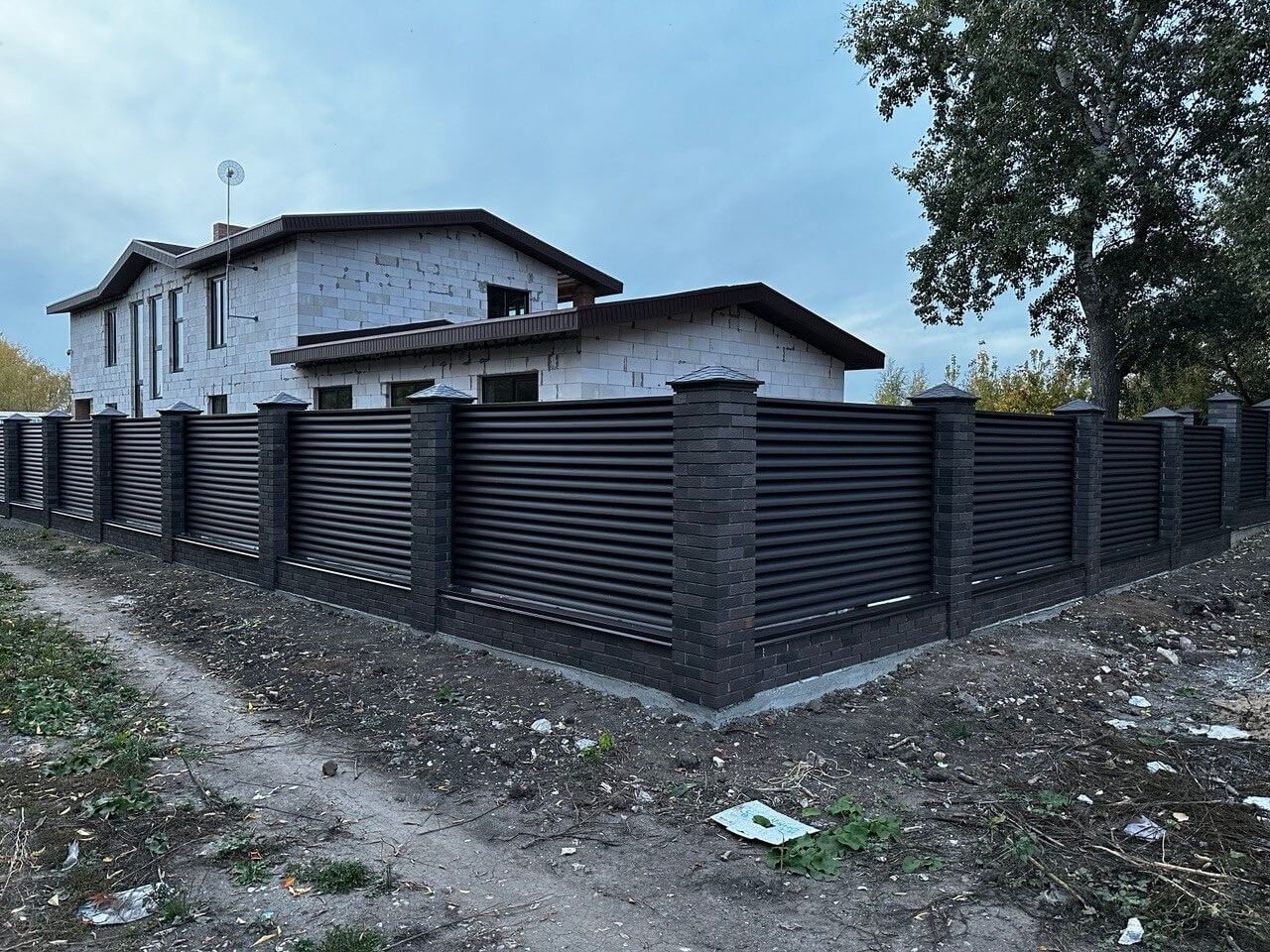 Забор из ламелей Еврожалюзи 38м RAL8019/8019 Темный Шоколад двусторонний MATTE фото 2 в Элисте