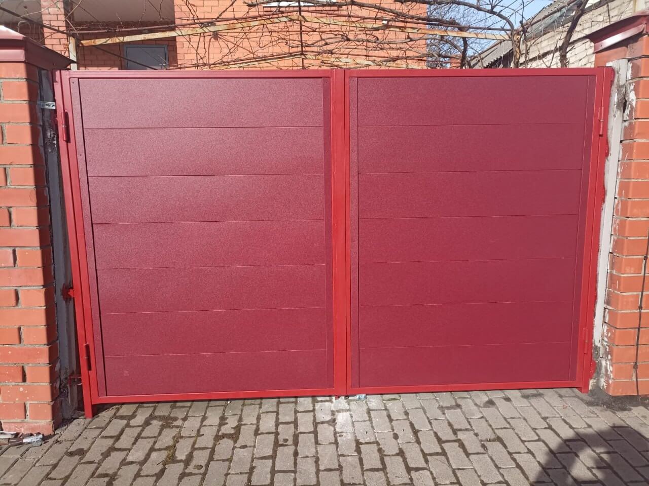 Ворота и калитка из металлопланкена 4м RAL3005 Красное Вино, Стальной Бархат фото 1 в Элисте