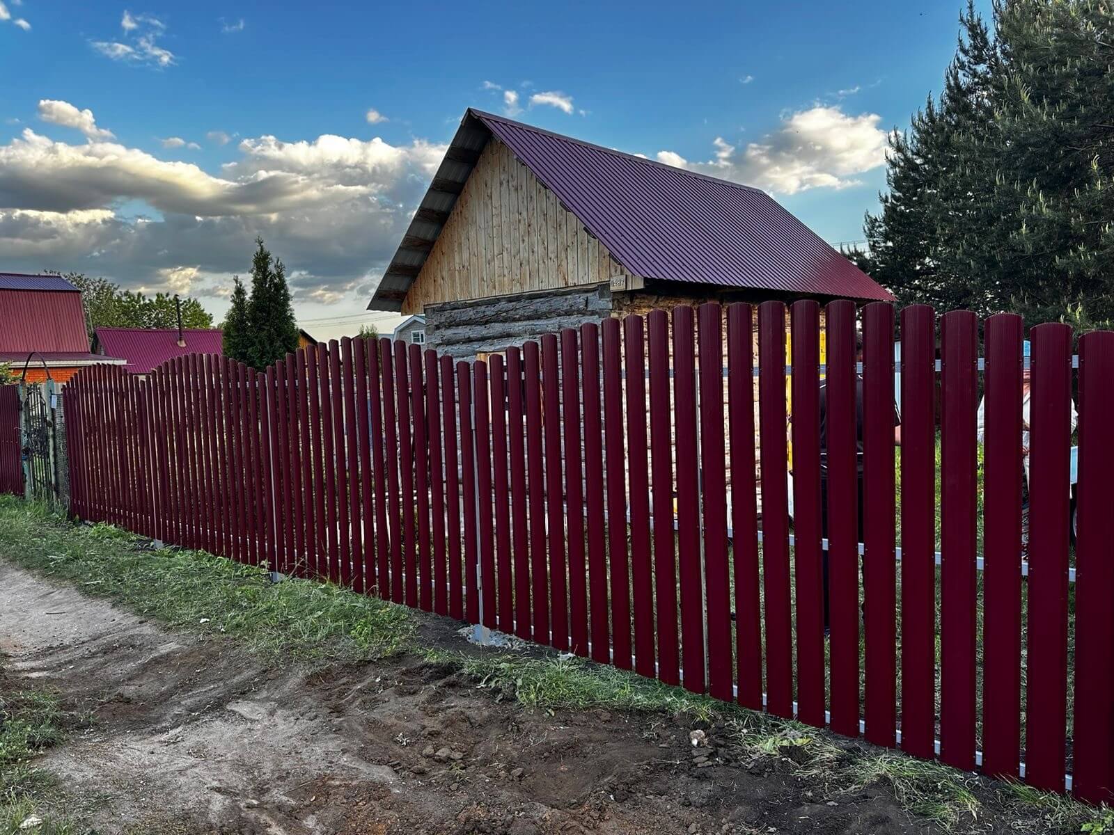 Забор из евроштакетника 28м RAL3005 Красное Вино фото 2 в Элисте