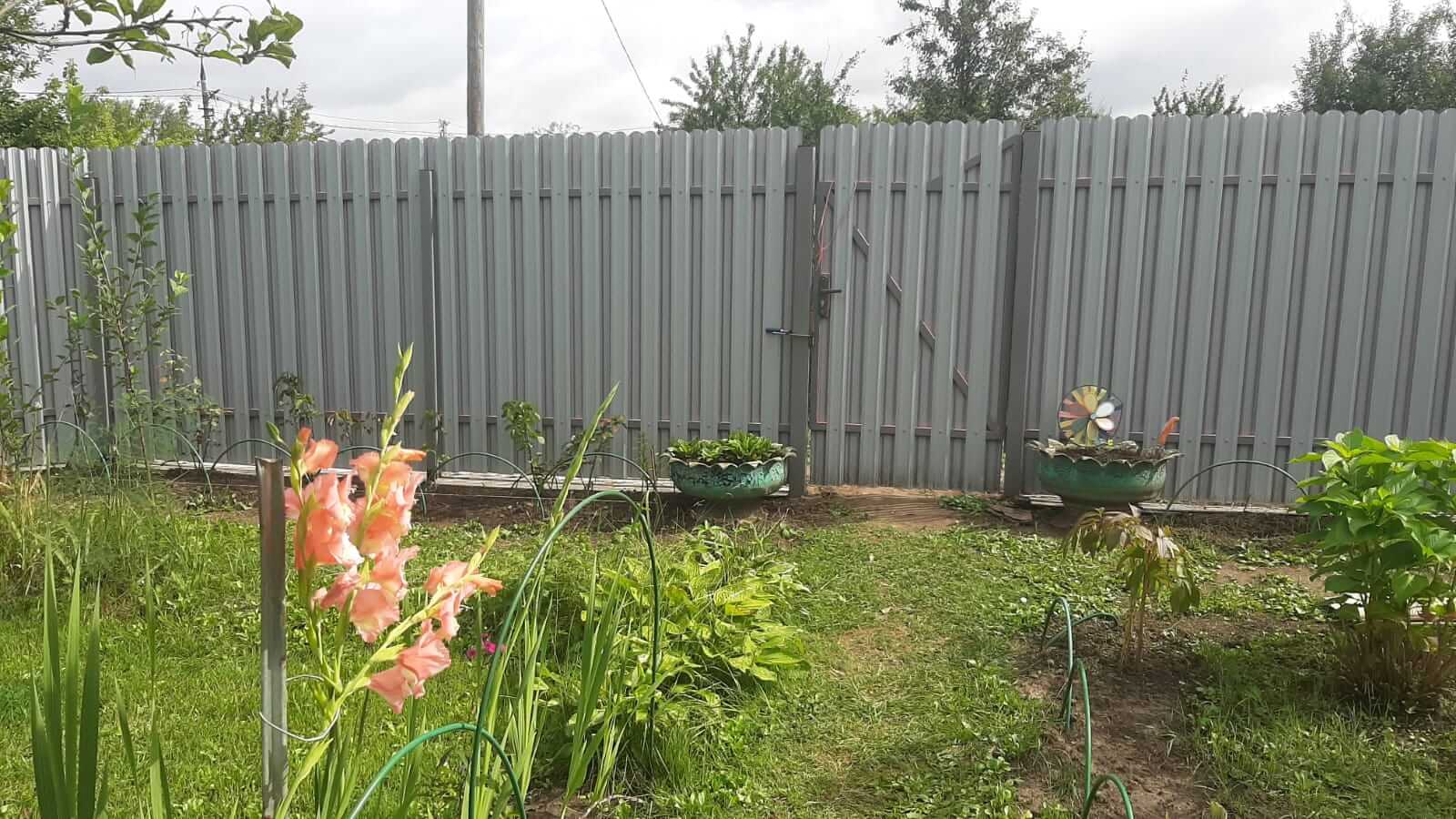 Двухцветный забор из евроштакетника 44м RAL4005 Сиреневый, RAL4006 Пурпурный фото 1 в Элисте