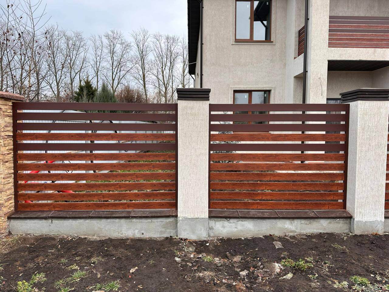 Забор-ранчо из металлопланкена 10м RAL8017 Шоколад МАТТЕ + Темное Дерево (Printech) фото 4 в Элисте