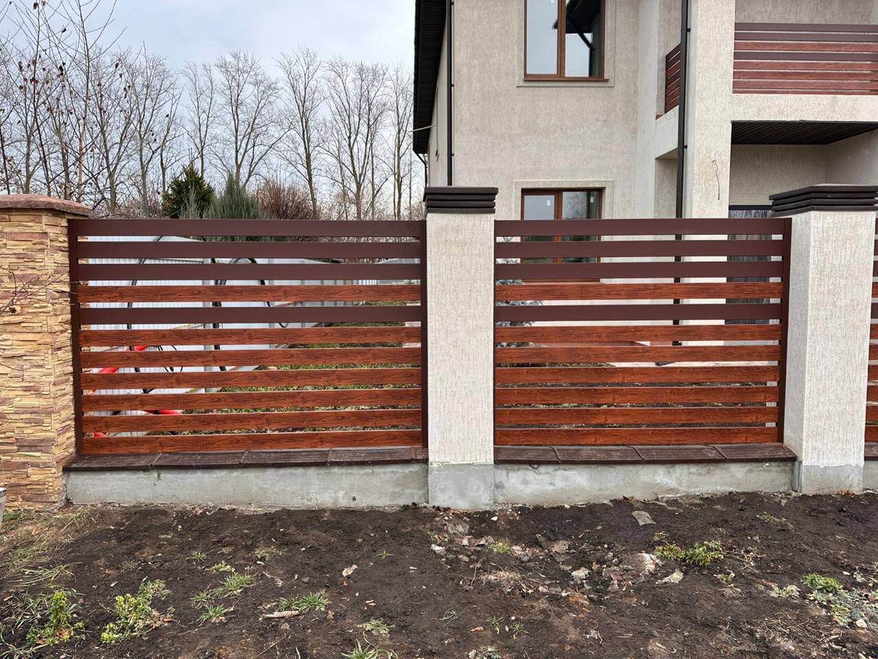 Забор-ранчо из металлопланкена 10м RAL8017 Шоколад МАТТЕ + Темное Дерево (Printech) фото 2 в Элисте