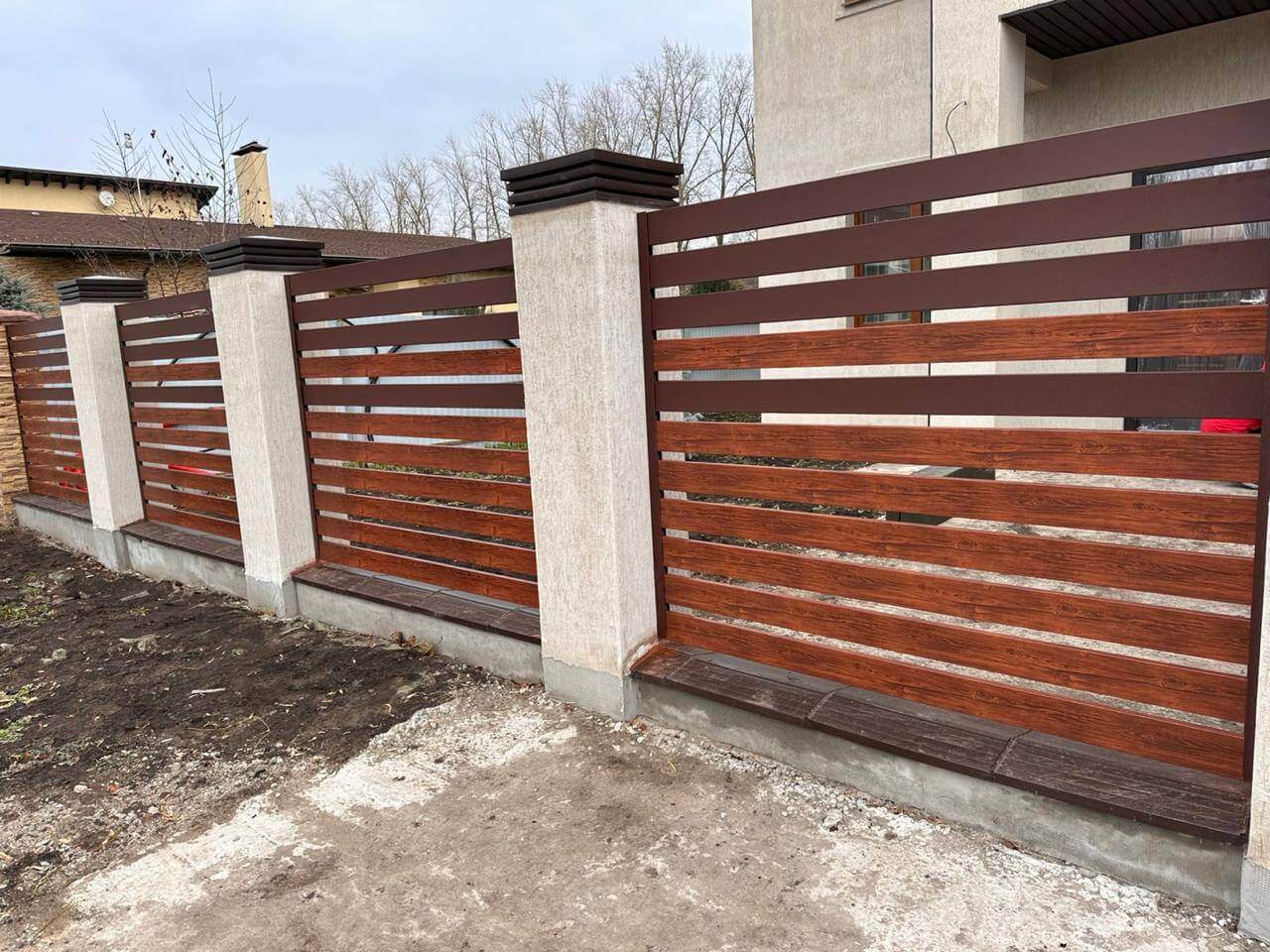 Забор-ранчо из металлопланкена 10м RAL8017 Шоколад МАТТЕ + Темное Дерево (Printech) в Элисте