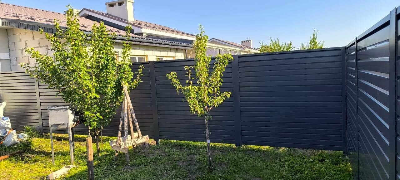 Забор-жалюзи из ламелей Хай-Тек 62м RAL7024/7024 Серый Графит двусторонний фото 4 в Элисте