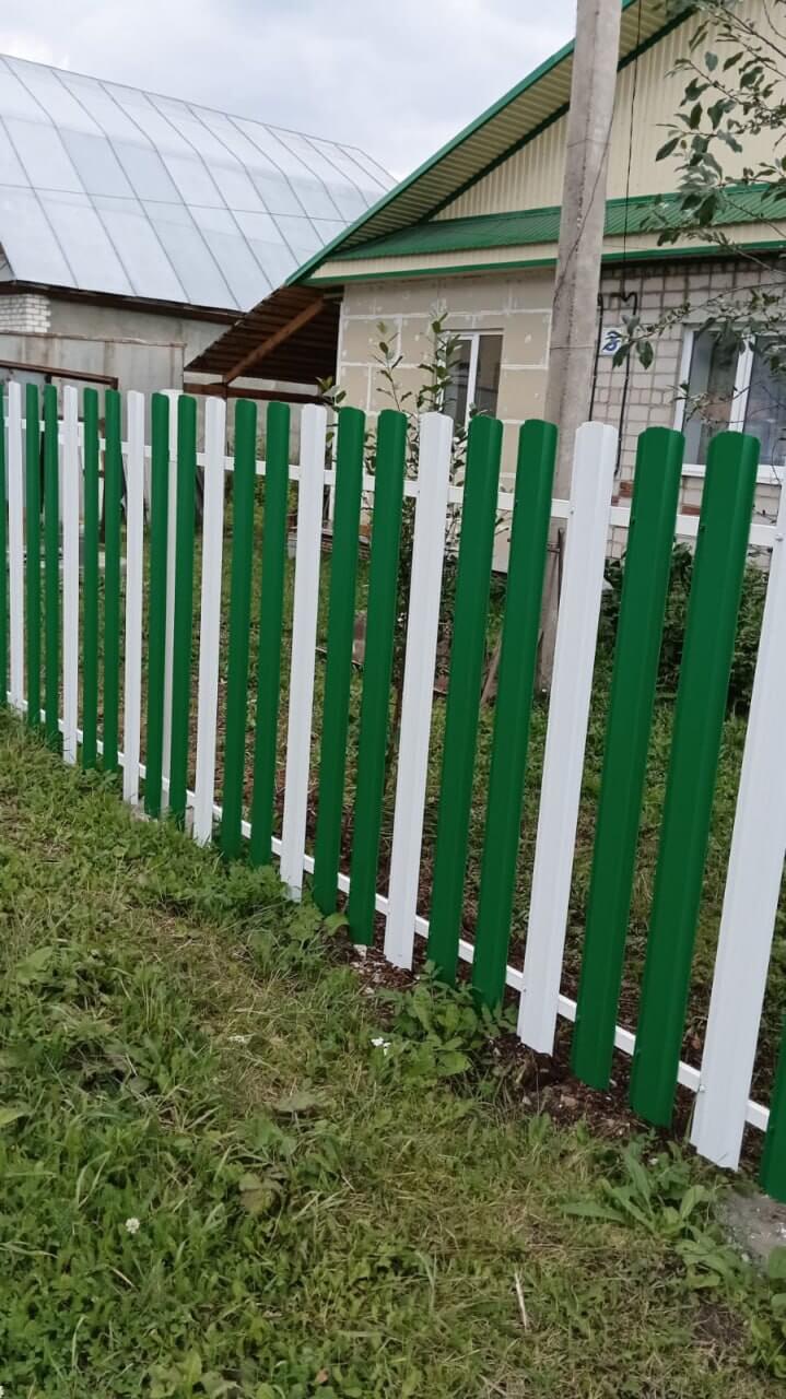 Забор из евроштакетника 10м RAL9003 Белый, RAL6029 Зеленая Мята фото 2 в Элисте