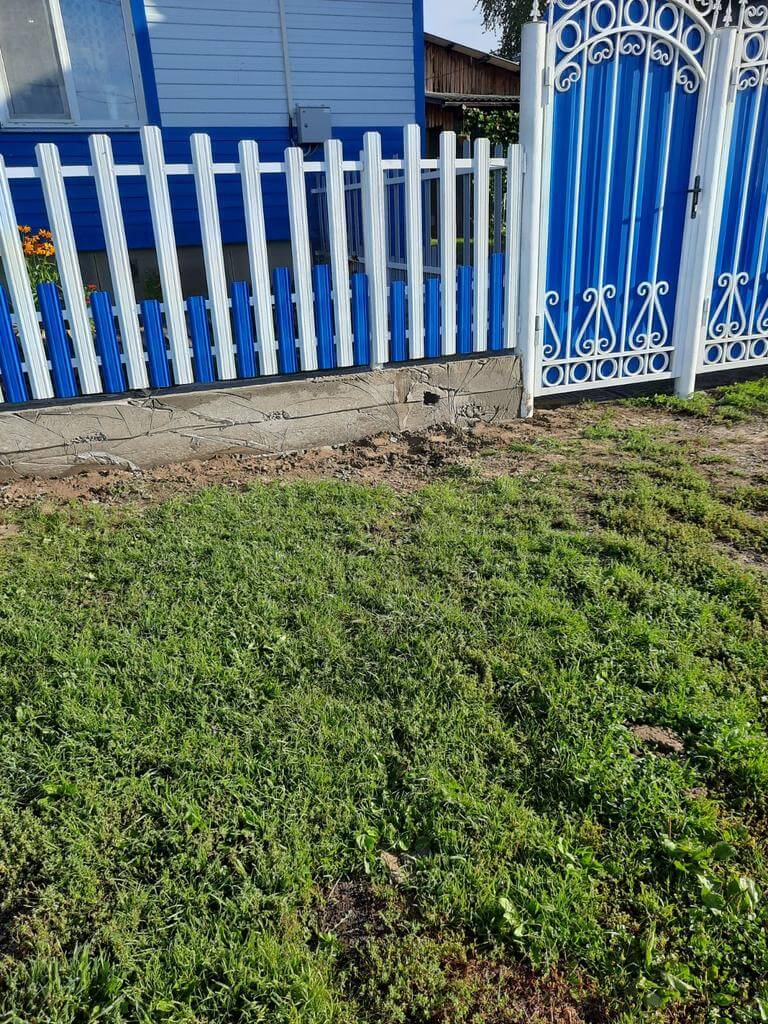 Забор из евроштакетника 14м RAL9003 Белый, RAL5005 Синий Сигнал фото 2 в Элисте