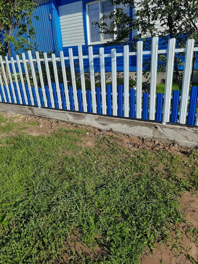 Забор из евроштакетника 14м RAL9003 Белый, RAL5005 Синий Сигнал фото 1 в Элисте