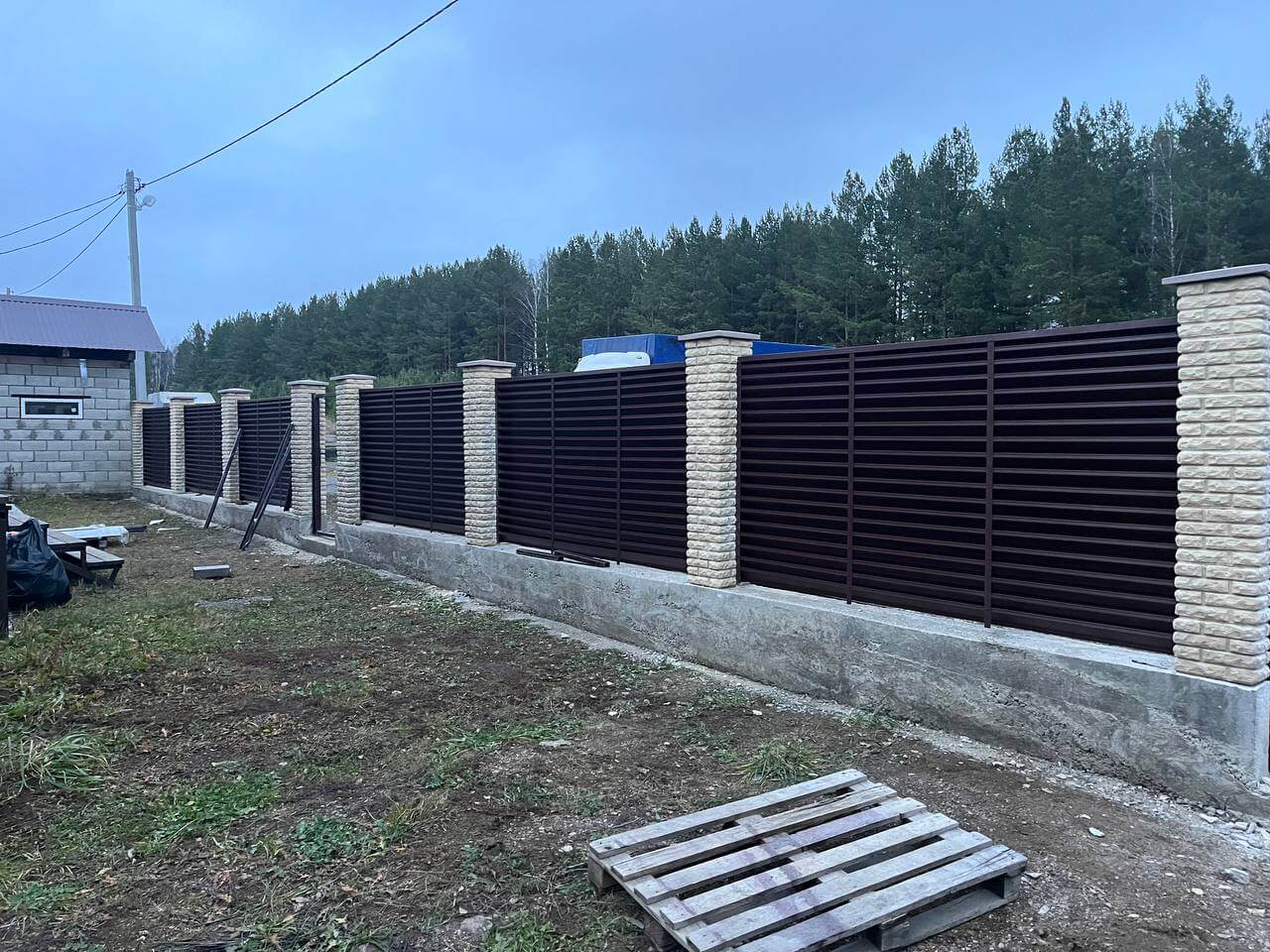 Забор-жалюзи из ламелей ЭКО-Z 18м RAL8017/8017 Шоколад двусторонний фото 3 в Элисте