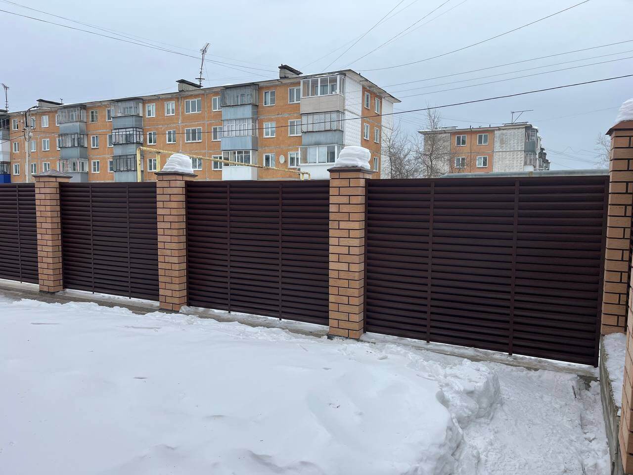 Забор-жалюзи из ламелей ЭКО-Z 87м RAL8017/8017 Шоколад двусторонний МАТТЕ фото 17 в Элисте