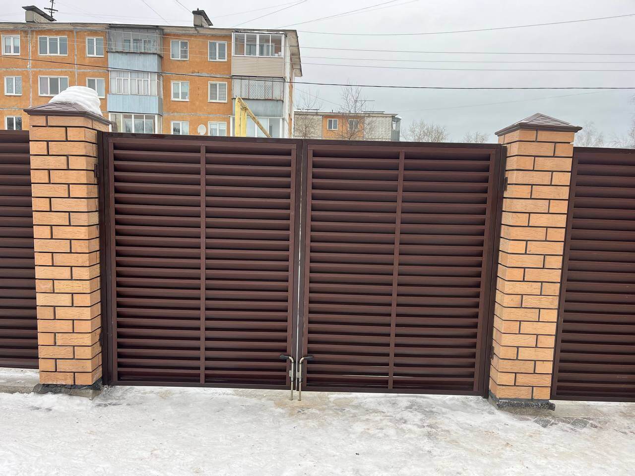 Забор-жалюзи из ламелей ЭКО-Z 87м RAL8017/8017 Шоколад двусторонний МАТТЕ фото 9 в Элисте