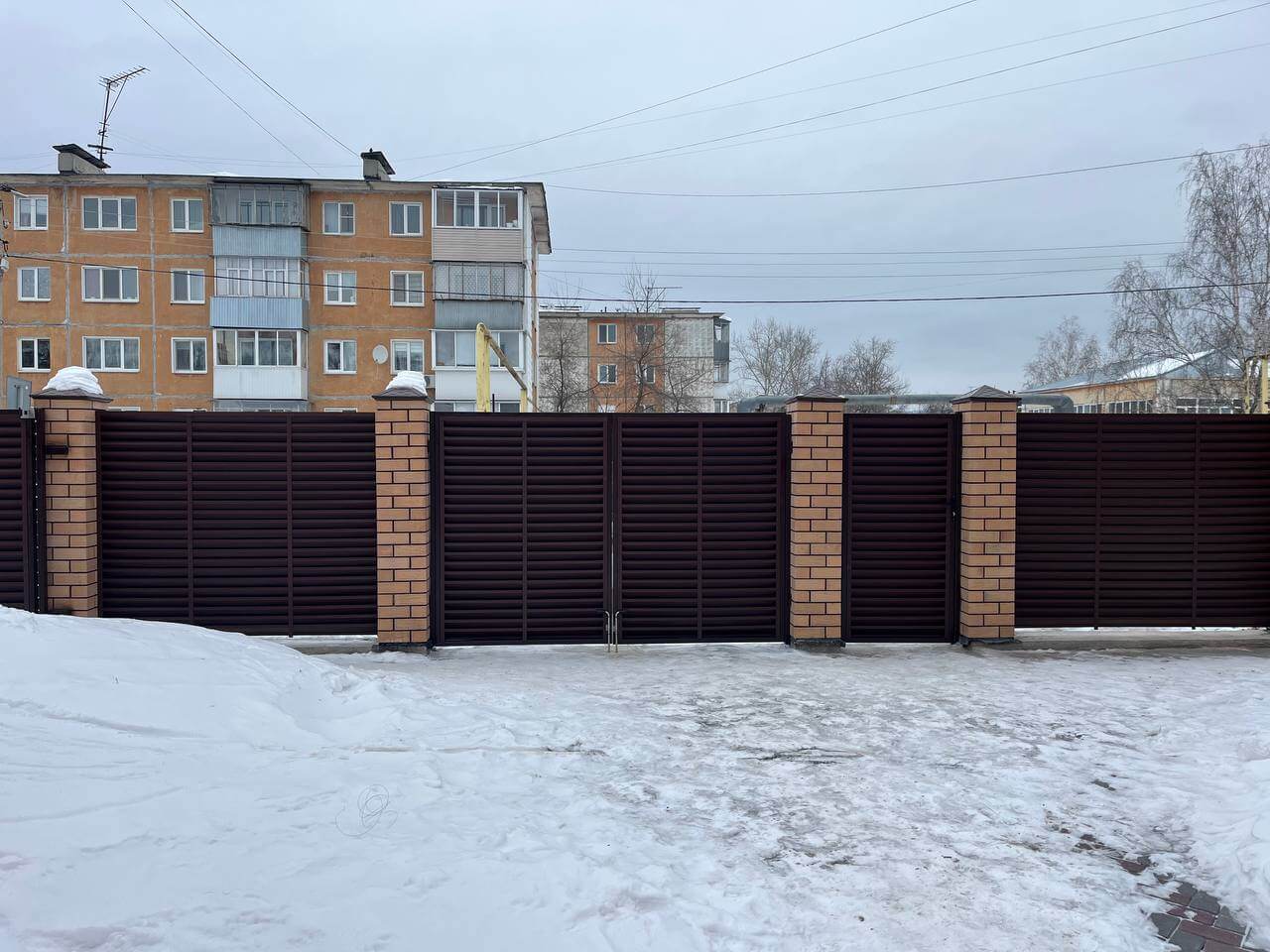 Забор-жалюзи из ламелей ЭКО-Z 87м RAL8017/8017 Шоколад двусторонний МАТТЕ фото 1 в Элисте