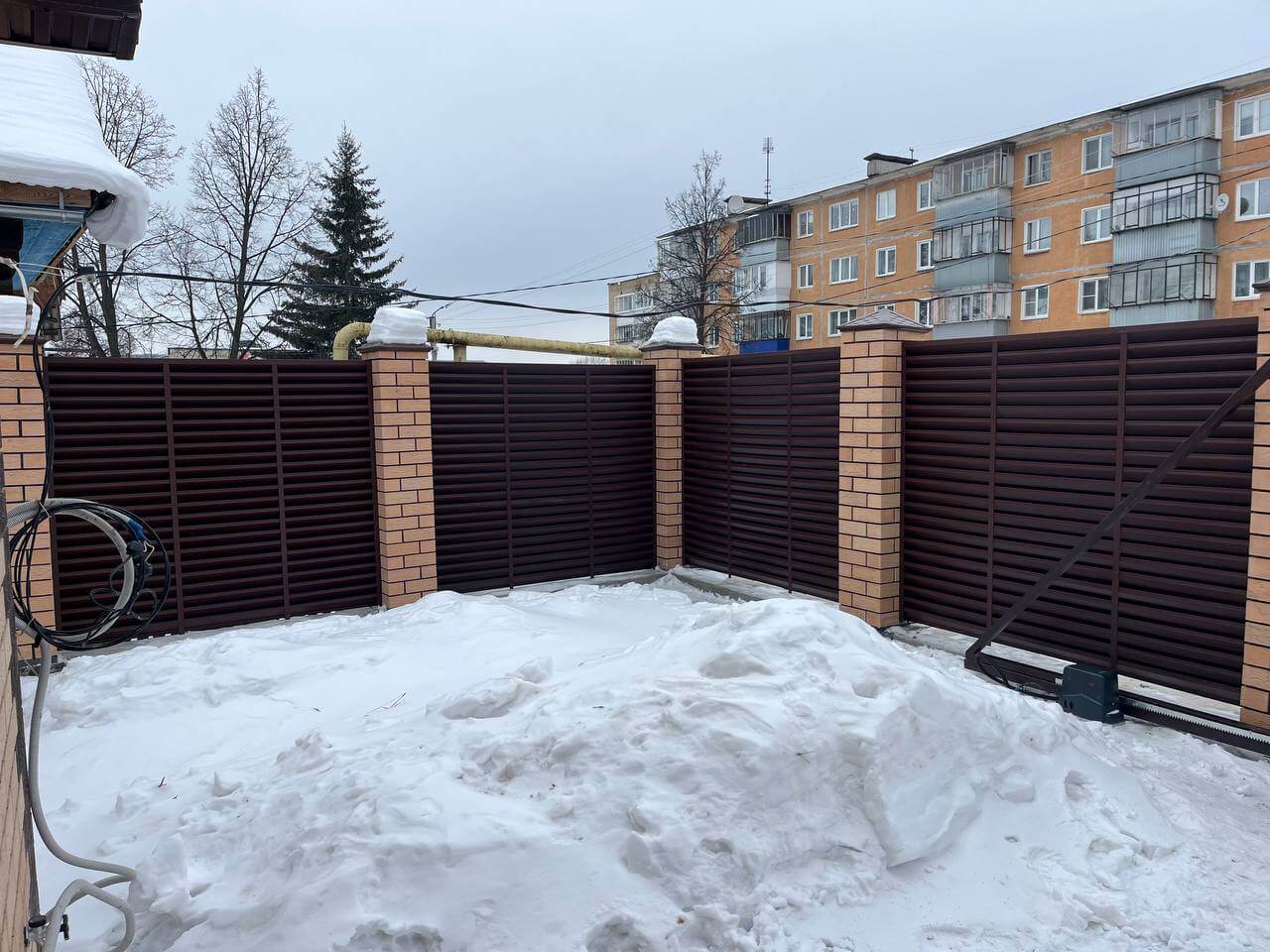 Забор-жалюзи из ламелей ЭКО-Z 87м RAL8017/8017 Шоколад двусторонний МАТТЕ фото 11 в Элисте