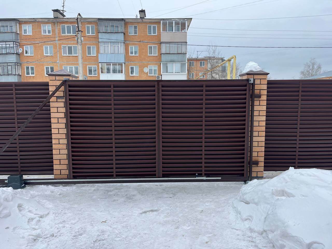 Забор-жалюзи из ламелей ЭКО-Z 87м RAL8017/8017 Шоколад двусторонний МАТТЕ фото 10 в Элисте